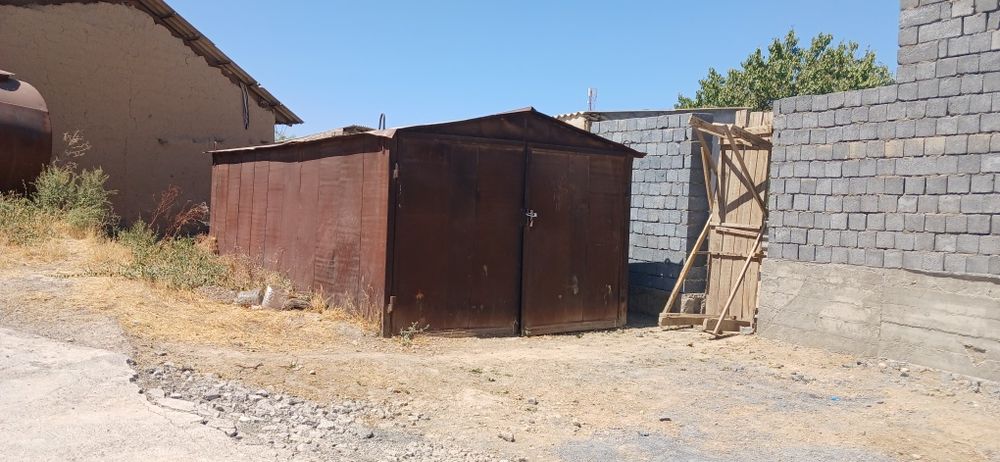 Гараж сотилади. Жиззах Навруз мфй