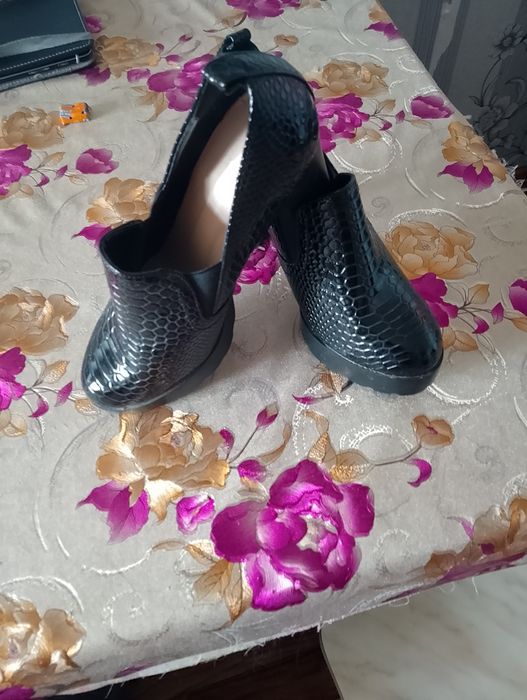 Продам новые туфли две пары