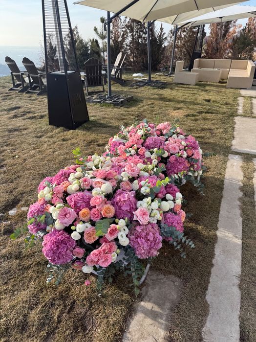 Цветы гортензии в корзине