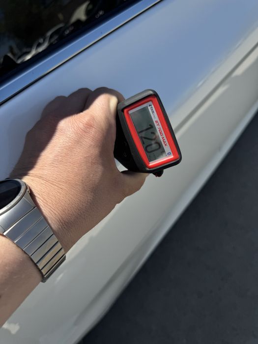 Услуга  человека с толщиномером.