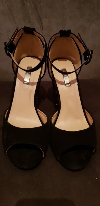 Vand sandale numărul 38