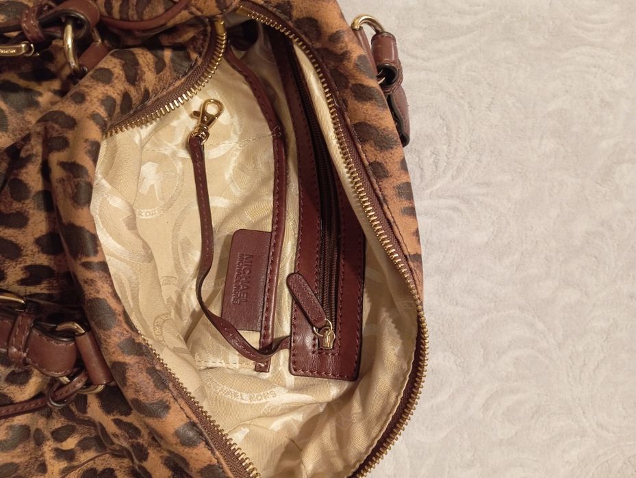 Актуална чанта, тип куфарче Michael kors