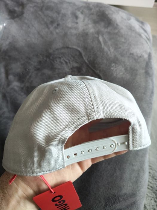 Hugo Jude șapcă unisex gri deschis cu logo brodat marime OS noua originala