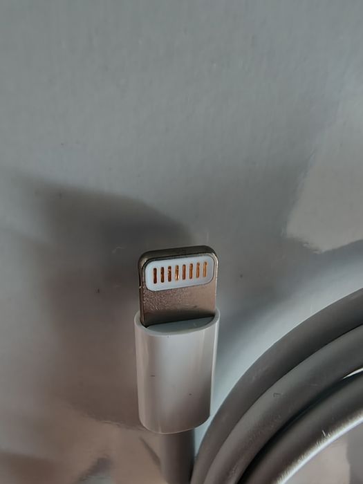 Продавам Apple Lightning to USB Cable