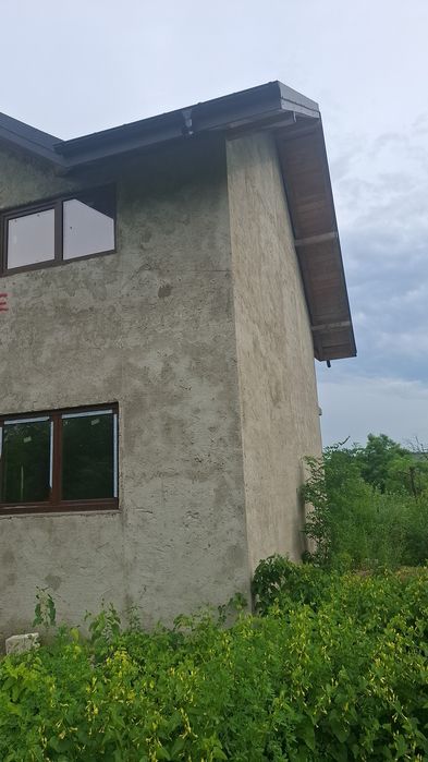 Casa de vanzare la rosu