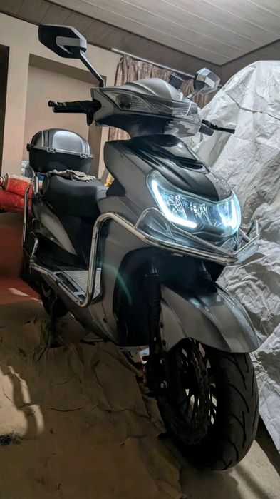 Katta dugali elektr Skuter