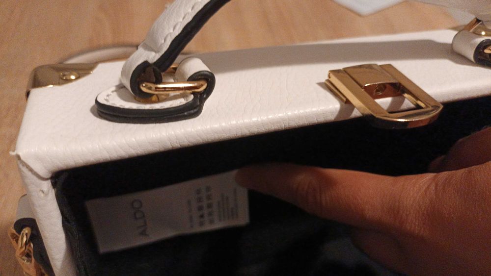 Vând gentuțà de la Aldo, aproape nouă, purtata doar de 4 ori.