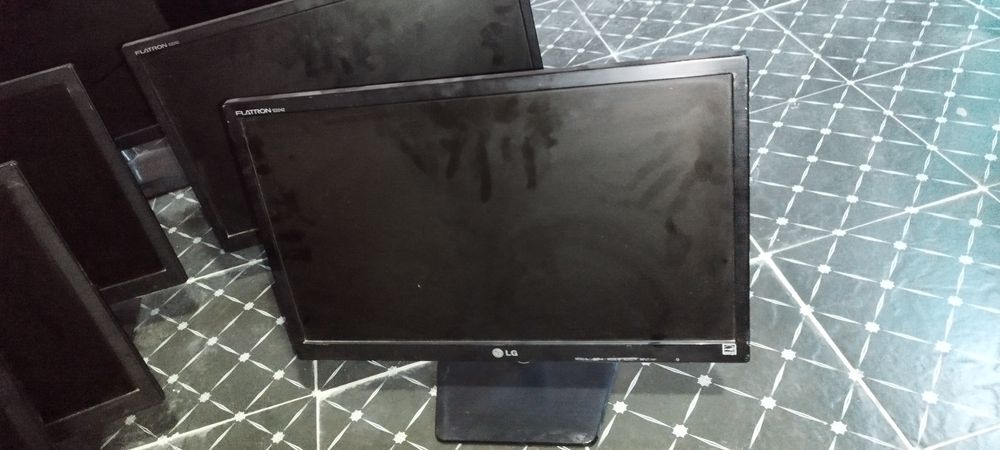 Monitor 22' LG 10ta komplekt bor