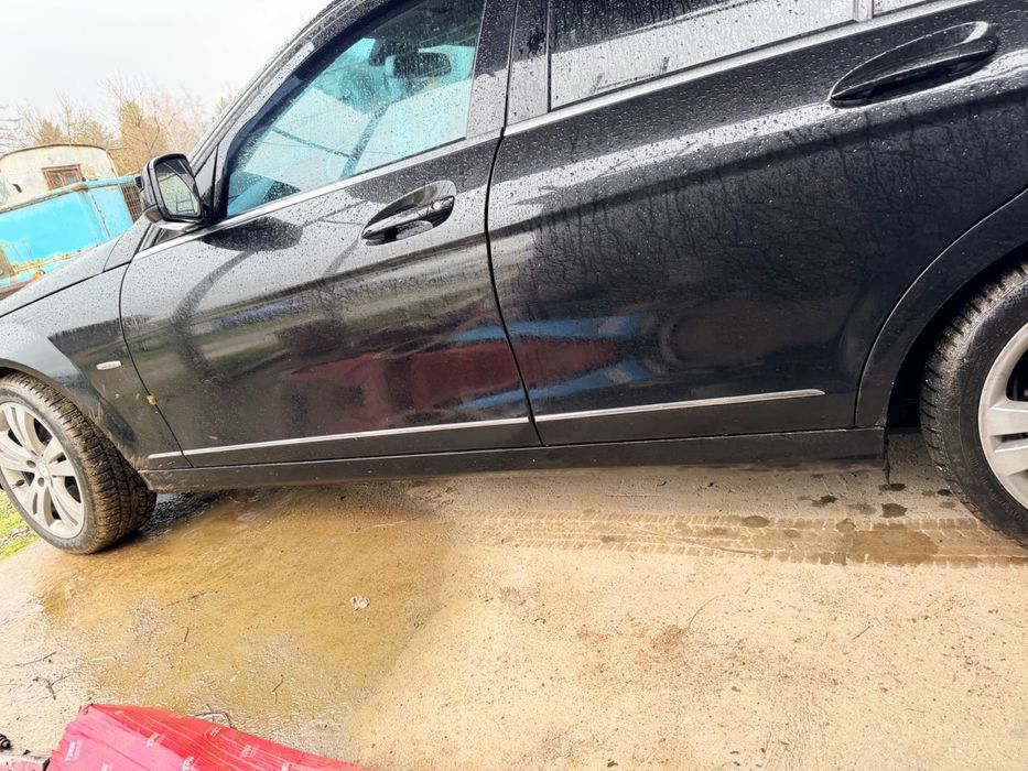 Продавам предна, задна броня и прагове за mercedes w204