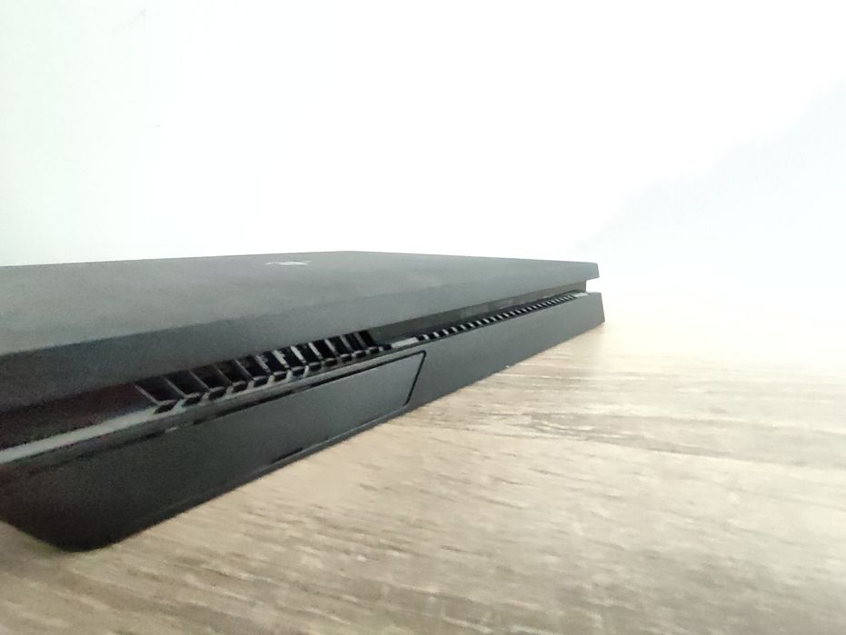PS4 slim, почти не използван