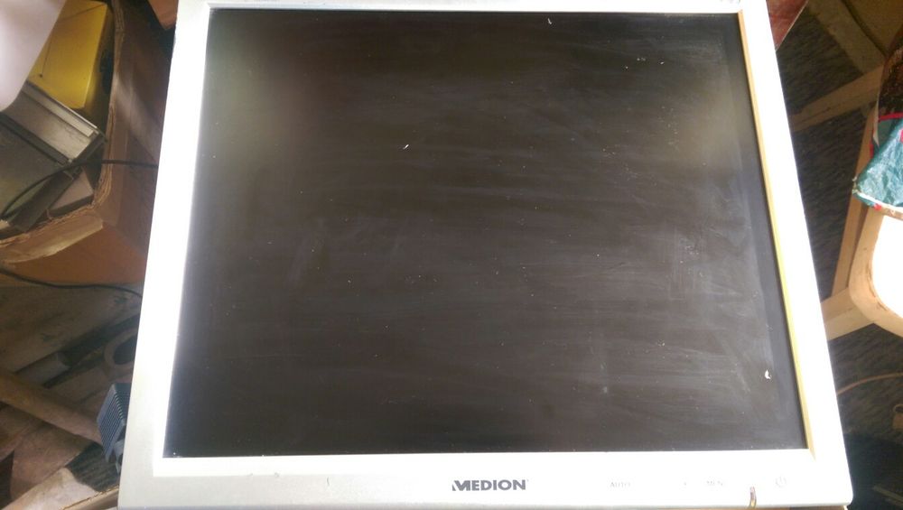 Продавам монитор Medion 17"