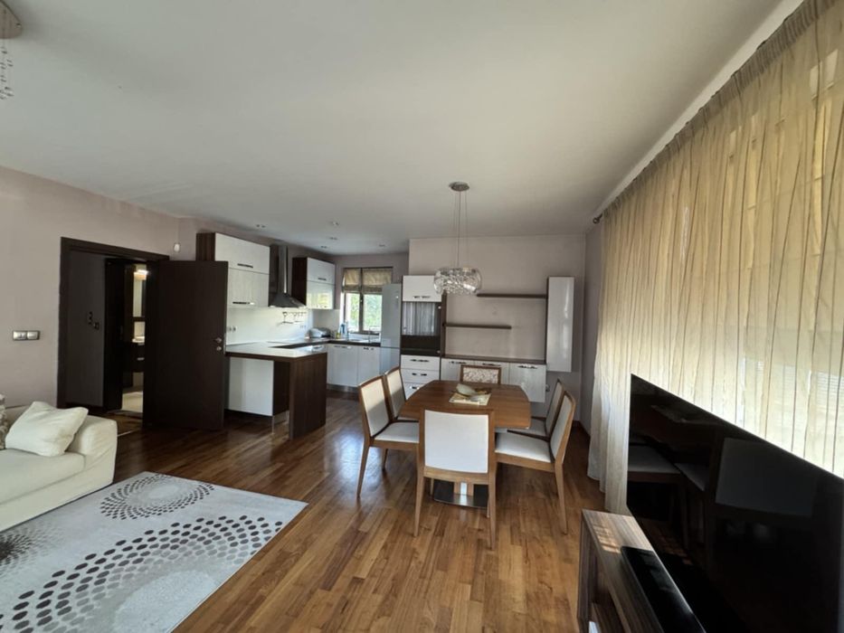 Дава се под наем Тристаен апартамент в Пловдив, Кършияка - 107 кв.м за 850 € - Снимка #1