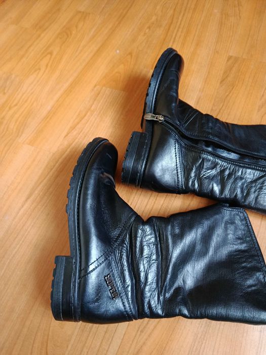 продам    высокие  ботинки   в  отличном  состояние   натур   кожа