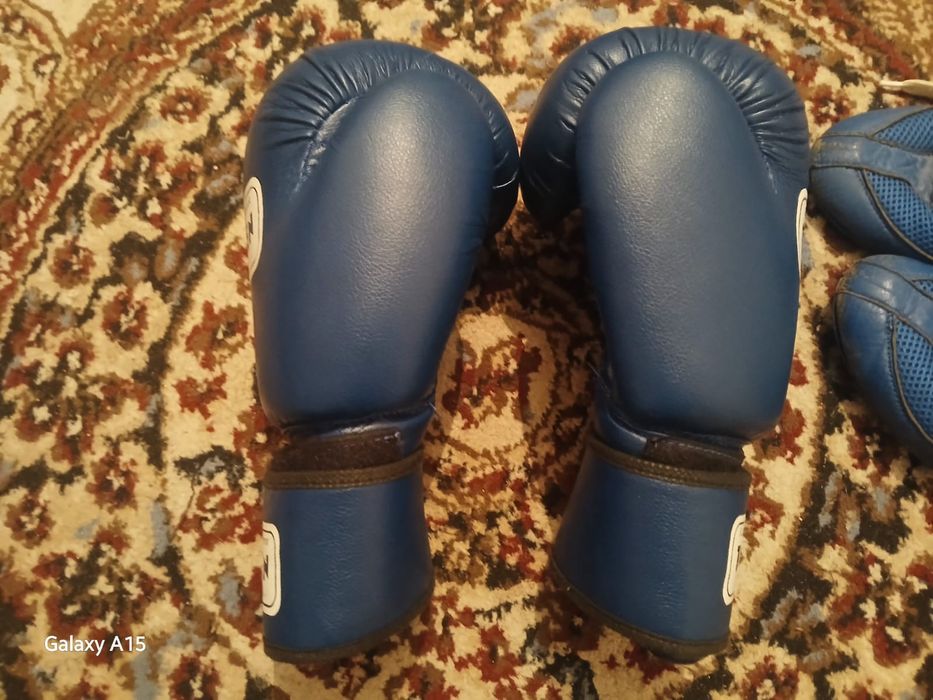 Боксер перчатка шлем