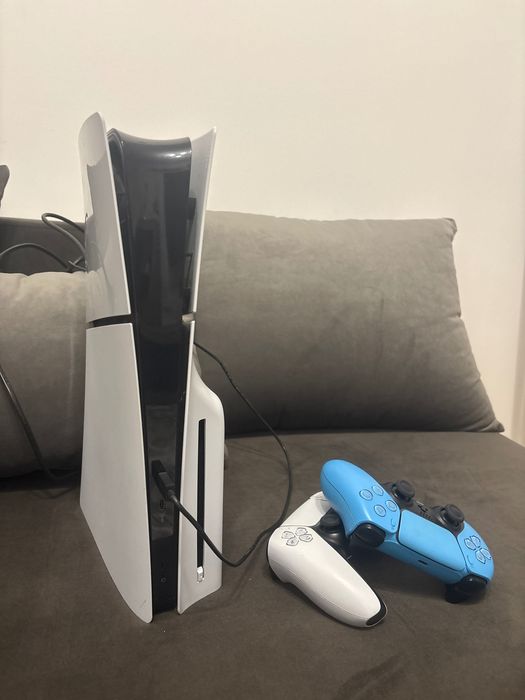 Vând ps5 2 manete plus jocuri
