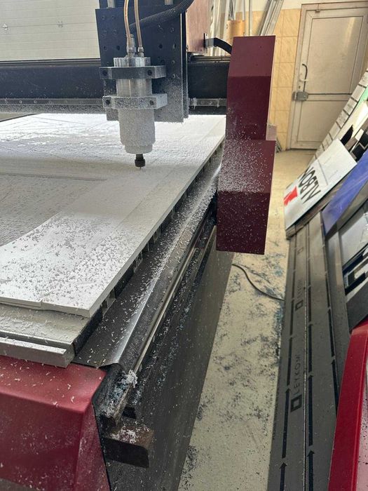 Firma Vinde  CNC VG 1318. 
Stand de control si computer inclus.