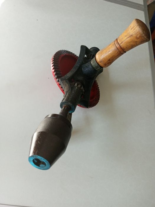 Дрель ручная маленькая.