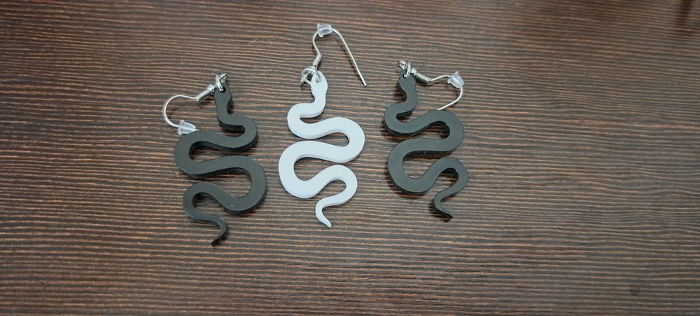 Продам серёжки змейки