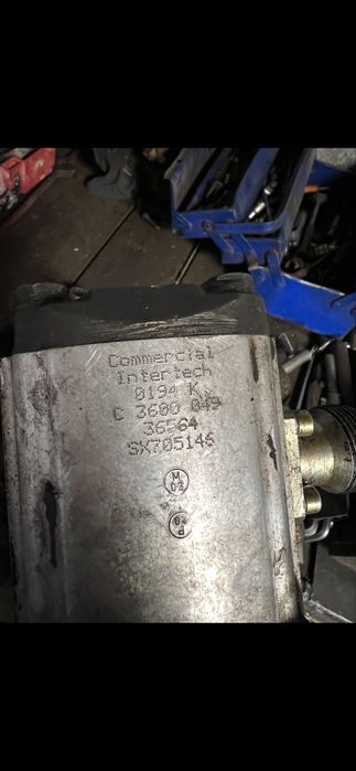 De vanzare diferite pompe hidraulice pentru utilaje sau excavatoare
