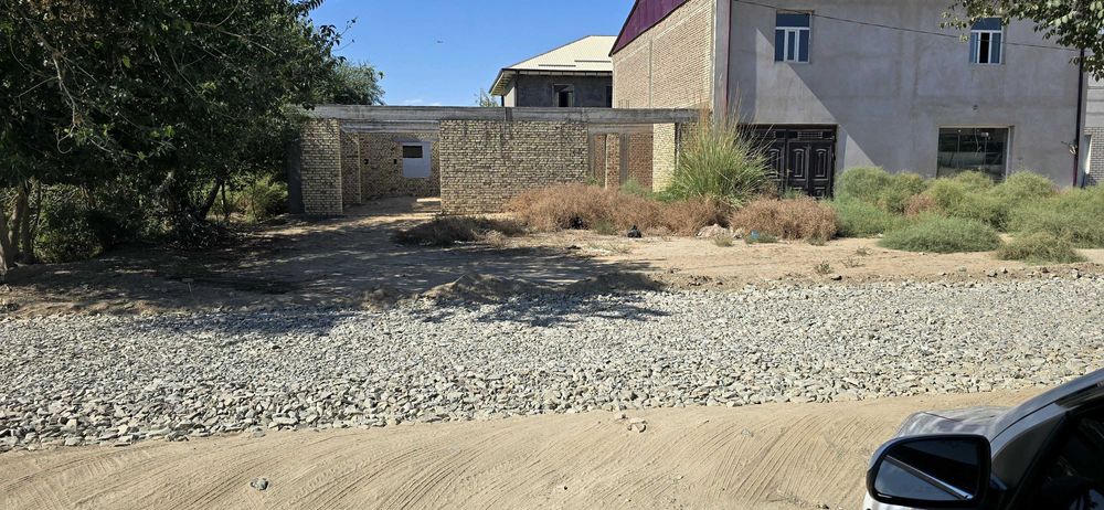 Зудлик билан нотурар бино сотилади яхши места йулни буйи уголовой жой