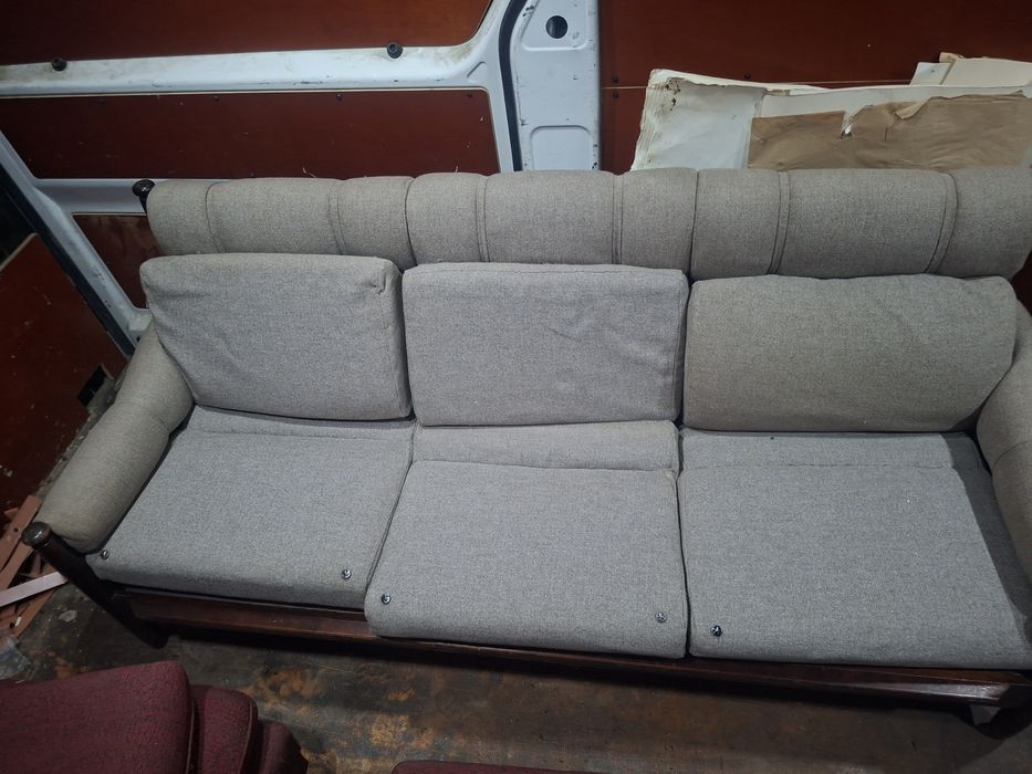 Мебели,стол,табуретки,диван