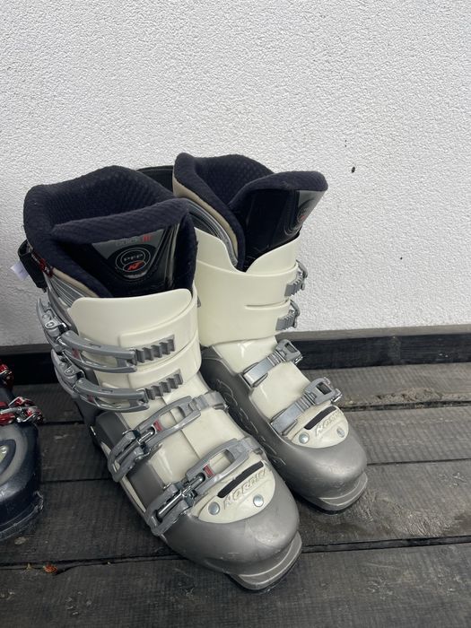 Ски, ски обувки у щеки