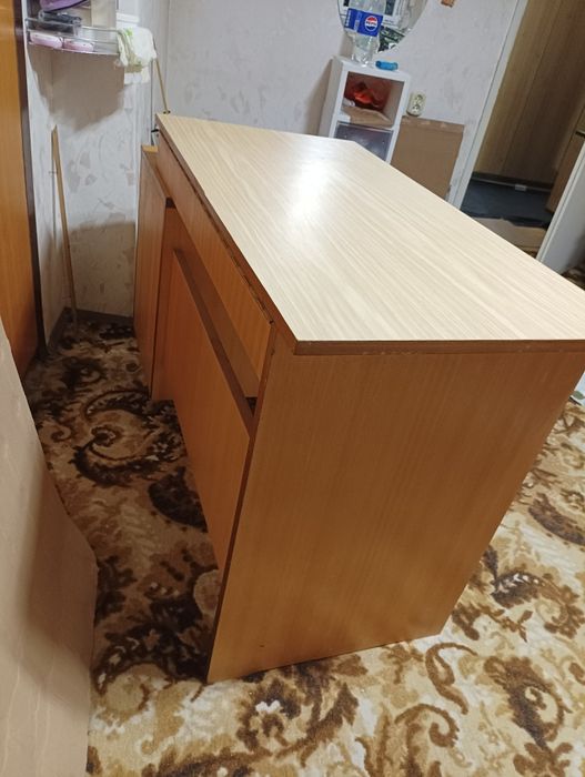 Продавам бюро от дървен материал,