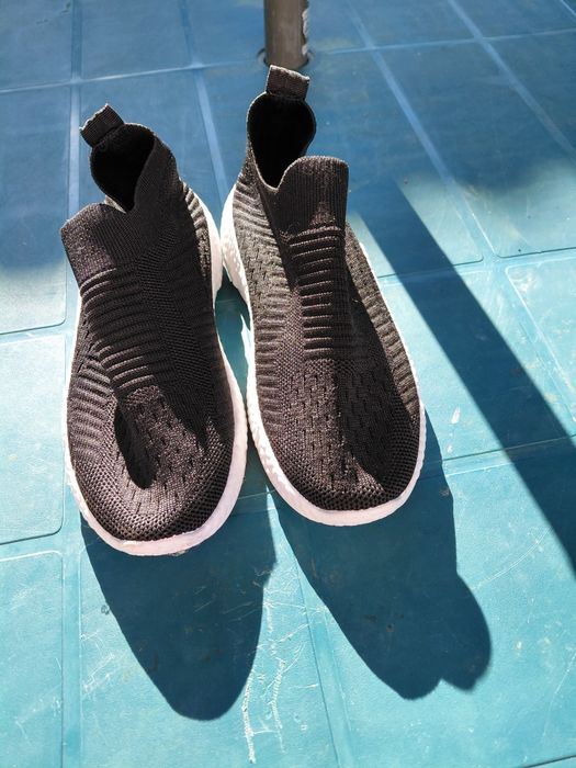 Черни спортни обувки