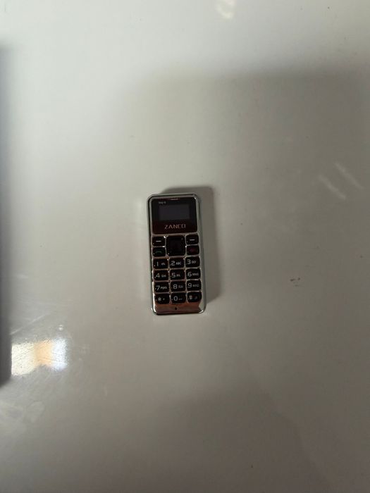 Telefoane minuscule cu cartela