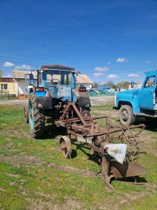 Вспашка земли Трактор мтз -52 плуг