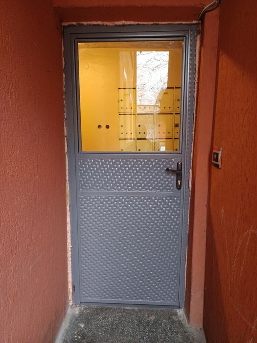 Предлагам изработка, боядисване и поддържане на метални врати, огради