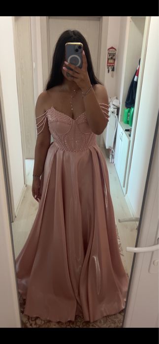 Официална рокля.