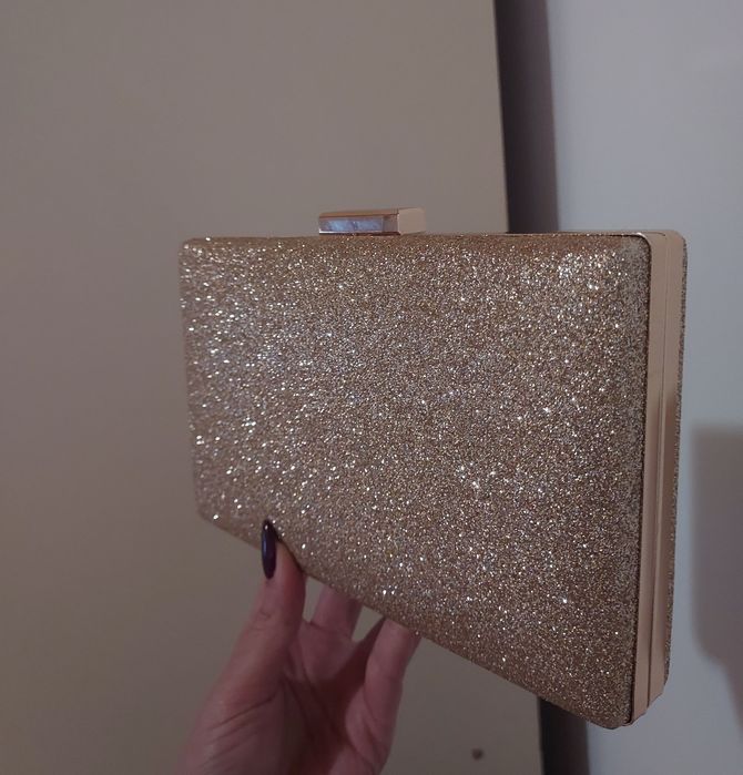 Елегантна златиста клъч чанта