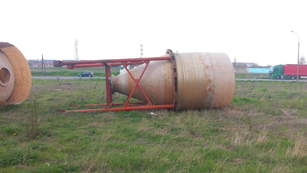 Vând rezervoare fibră sticlă supraterane și subterane de la 5T la 60T Reparam rezervoare fibră sticlă