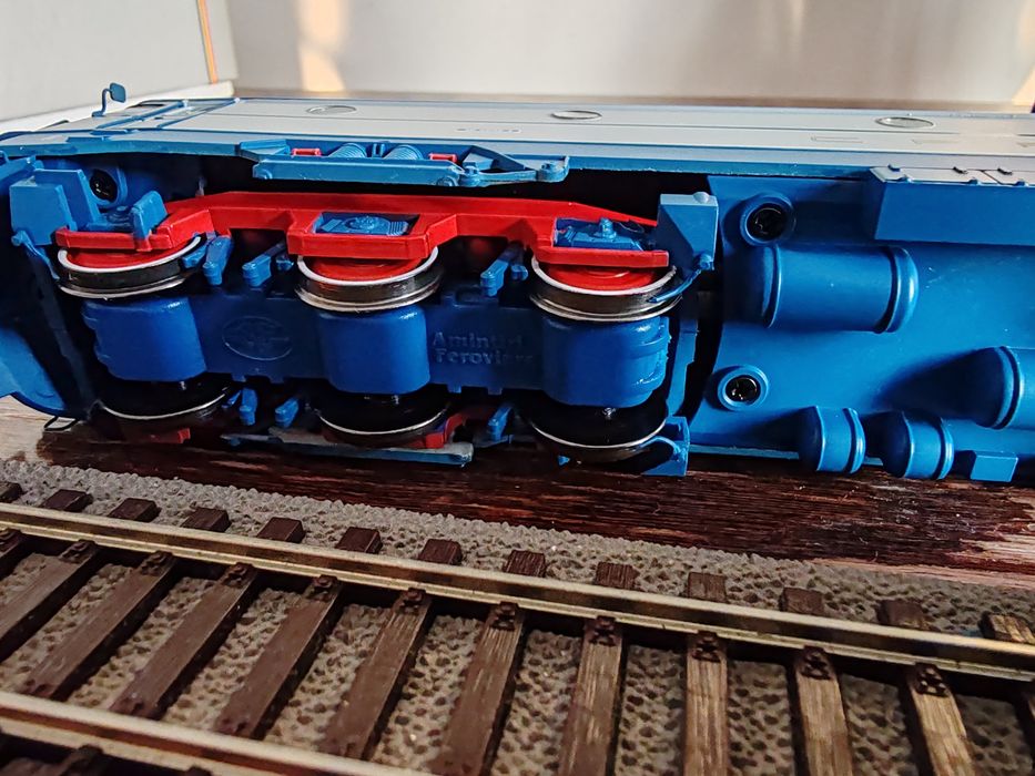 Locomotiva CFR EA 060 clasica cu pantografe simetrice.