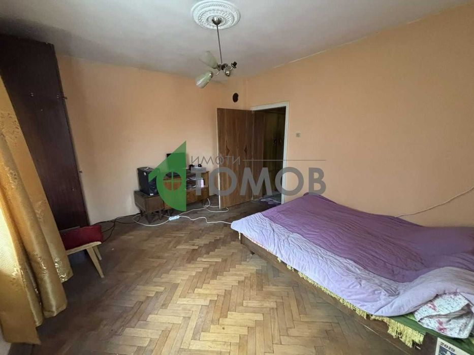 Монолитна къща с двор и гараж в град Чирпан