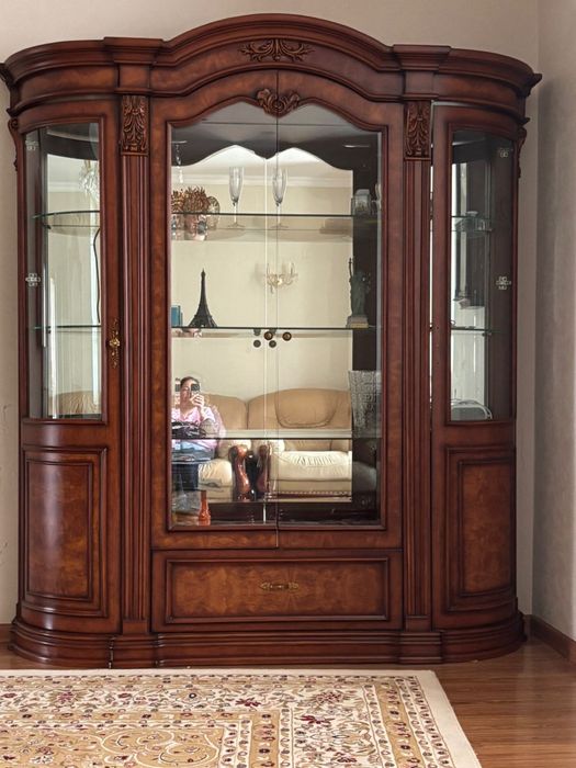 Продается сервант,комод