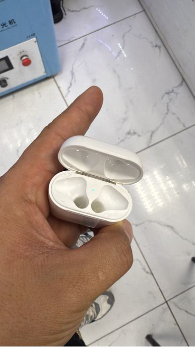 Продам кейс оригинал airpods 2