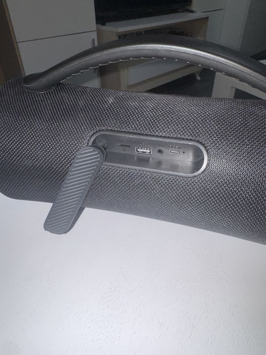 Тон колона безжична с Bluetooth цветна с няколко вида осветление има много добър Bass и с кабел за зареждане