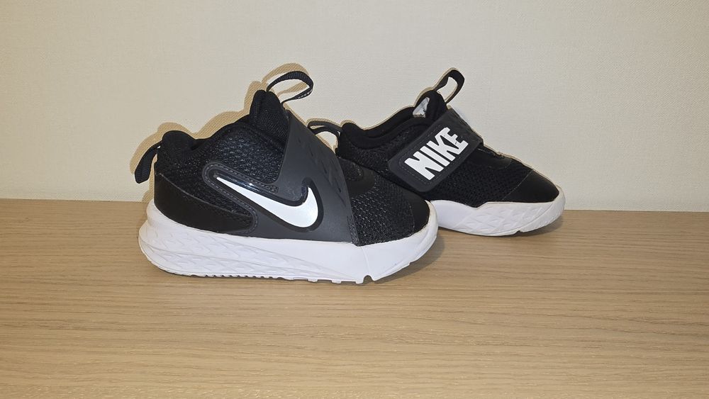 Nike team hustle d детски маратонки номер 25