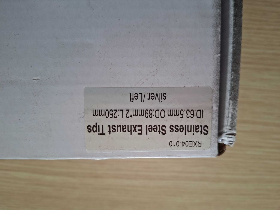 Чифт двойно хромирани накрайници за изход.