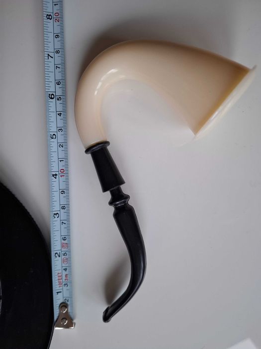 Шапка(цилиндър) и лула- пласмаса, обща цена 8лв