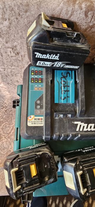 MAKITA комплект машини в много добро състояние, с зарядно и 5 батерии.