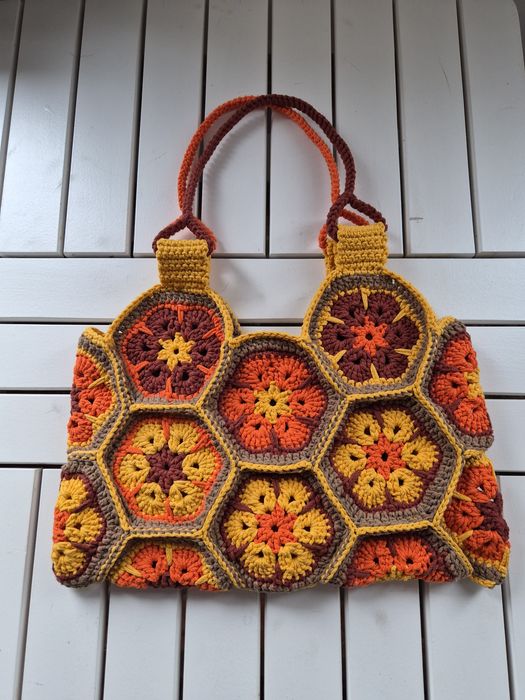 Чантата с хексагоните