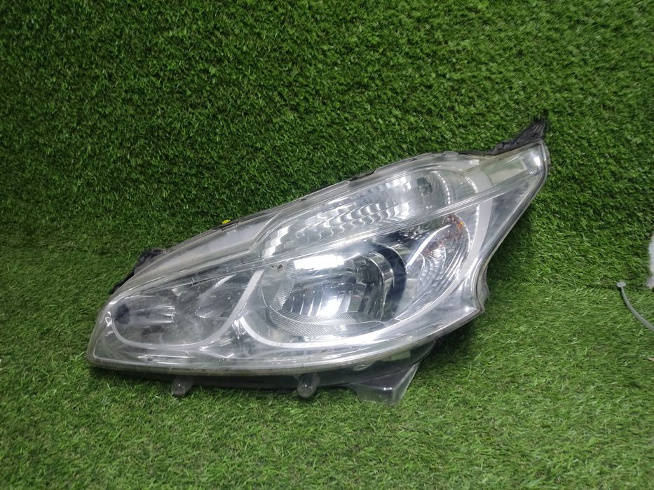 Фара Peugeot 208
