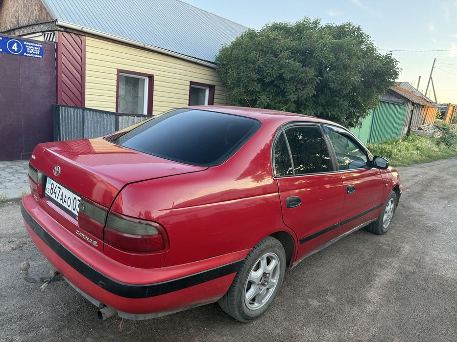 Toyta carina красная