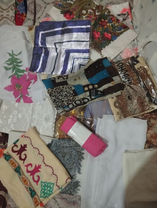 Продам материал,костюм ,платья дёшево