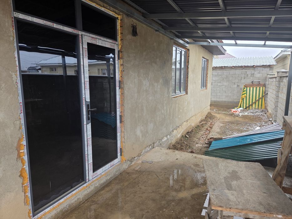 Продаётся дом из красного кирпича.