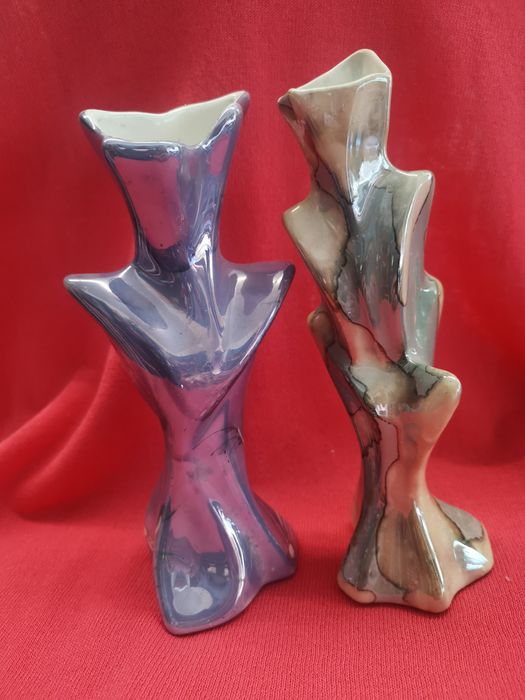 Две изящни вазички от рисуван порцелан