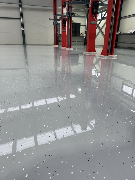 Pardoseala Epoxidica Industriala pentru Hale, Fabrici și Service-uri
